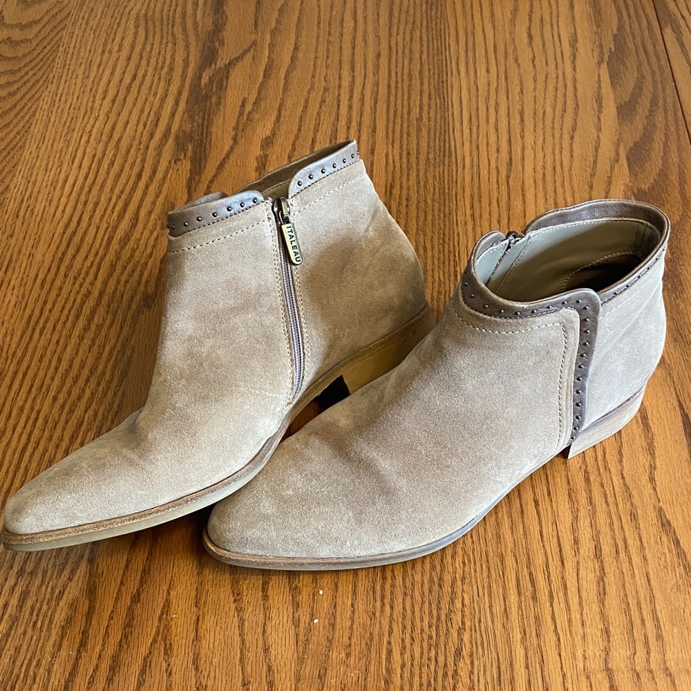 Italeau Women's Tan leather Ankle Booties Side Zip Made in Italy Size 41